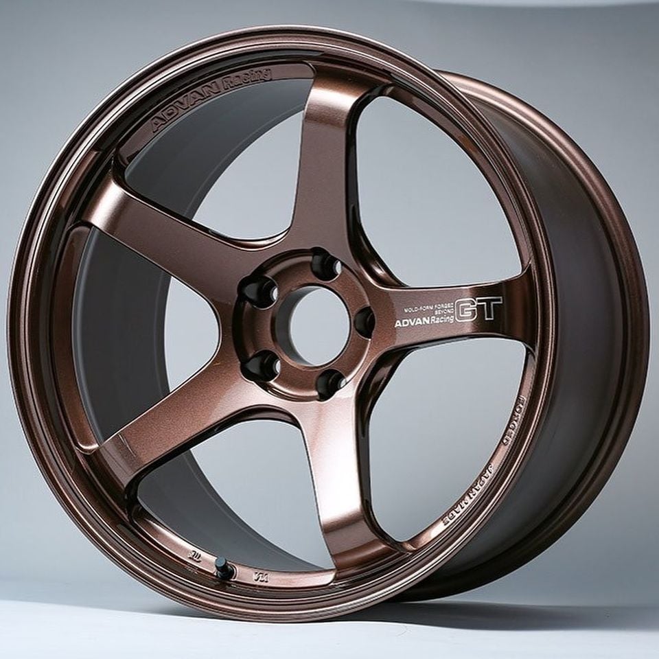 Advan Racing GT Beyond Wheel Set with Center Caps for A90 / A91