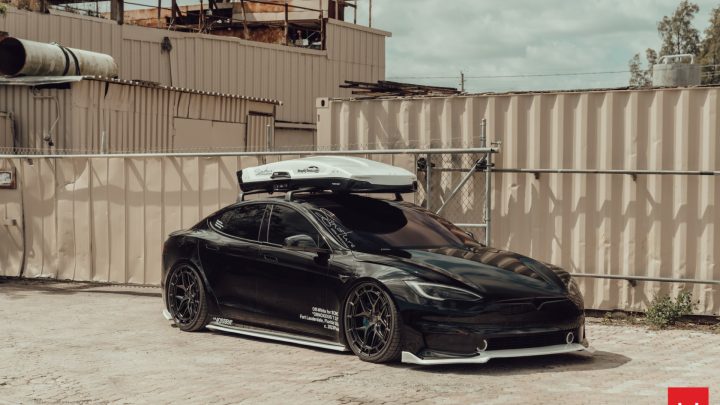 Black Bagged Tesla Model S Plaid - Vossen Hybrid Forged HFX-1 Wheels in Gloss Black Image 14