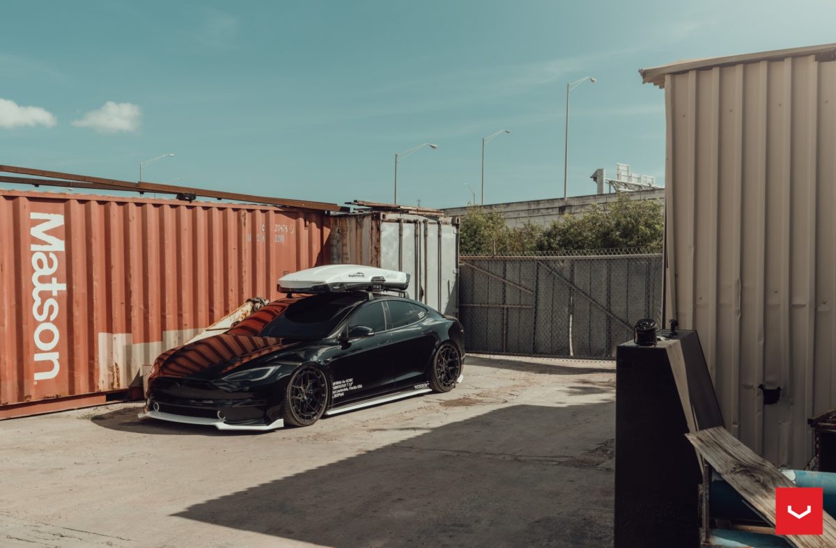 Black Bagged Tesla Model S Plaid – Vossen Hybrid Forged HFX-1 Wheels in Gloss Black