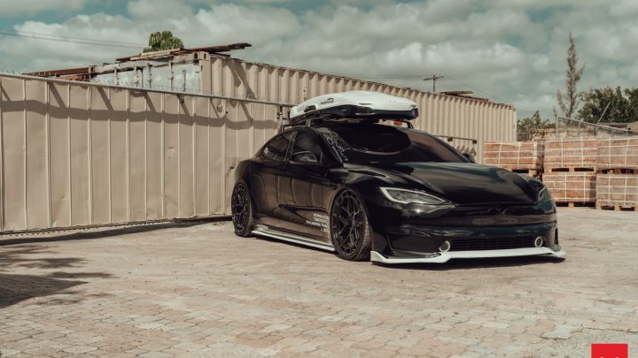 Black Bagged Tesla Model S Plaid - Vossen Hybrid Forged HFX-1 Wheels in Gloss Black Image 7