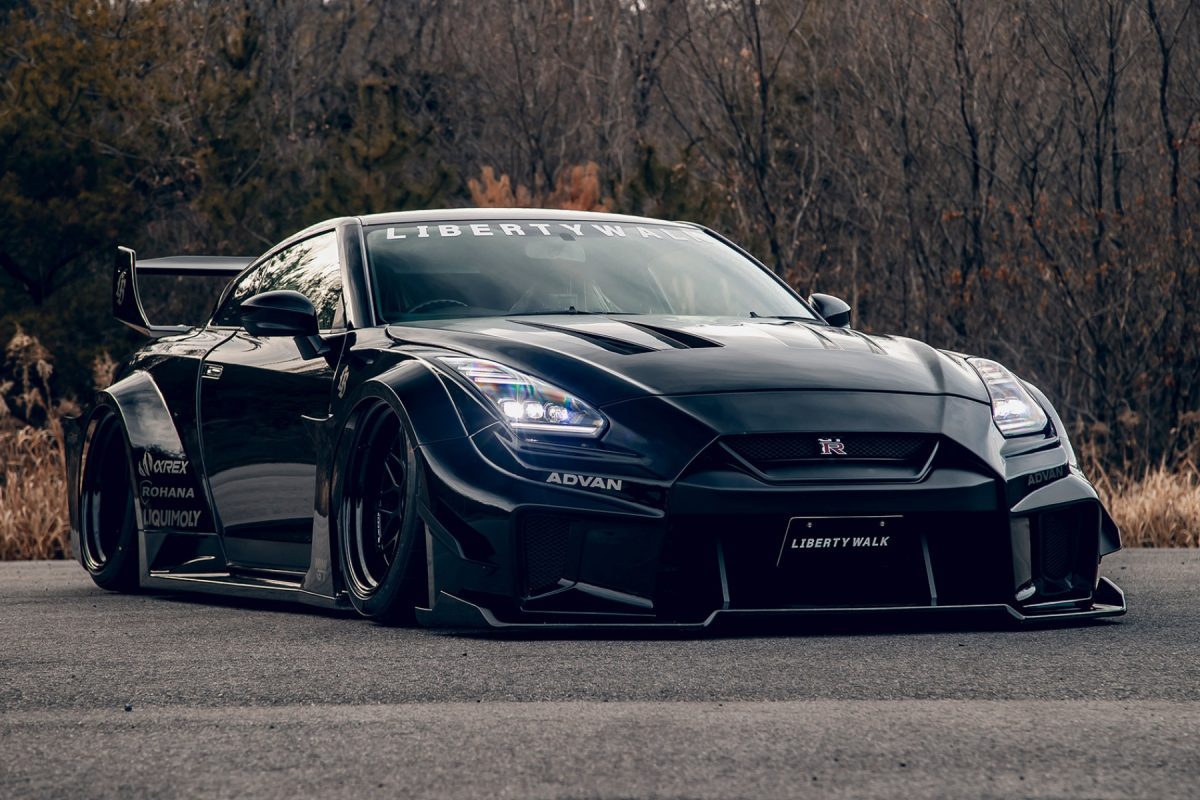 Nissan GT-R - front