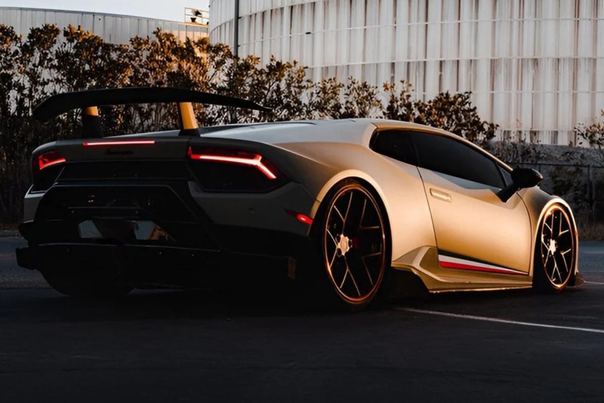 Lamborghini Huracan - side
