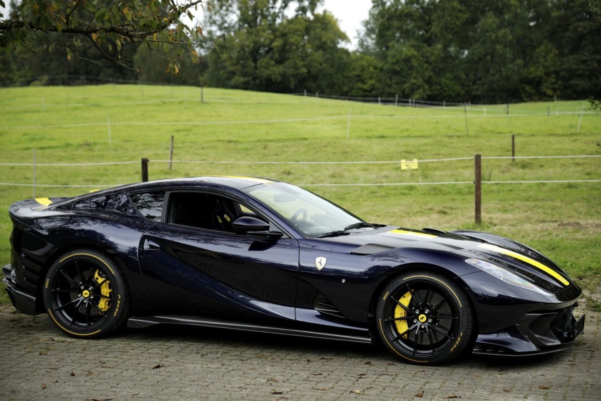 Ferrari 812 - side