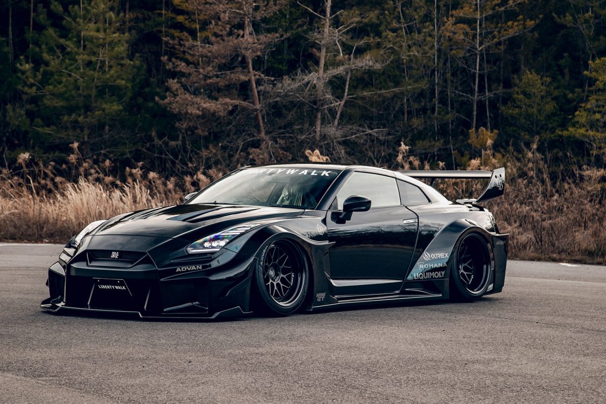 Nissan GT-R - front