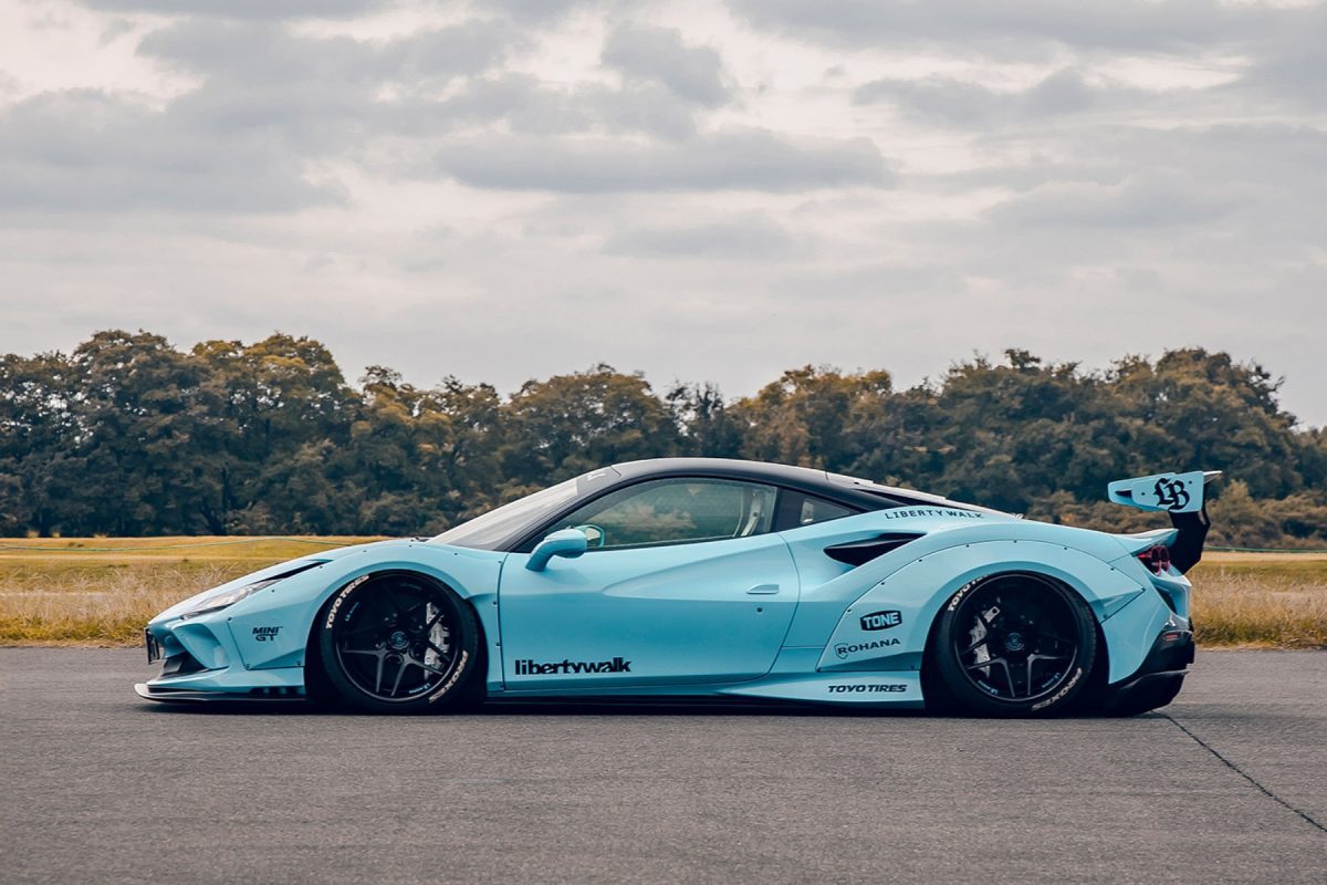 Ferrari F8 - side
