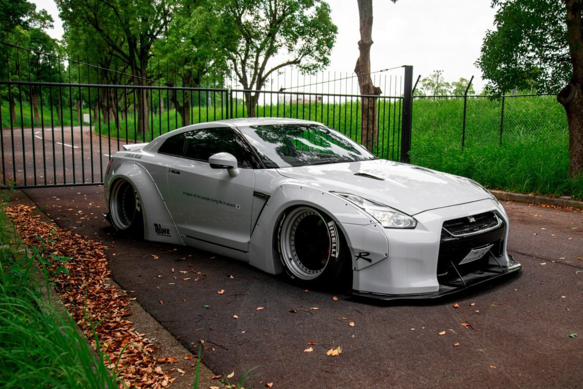 R35 Nissan GT-R - front