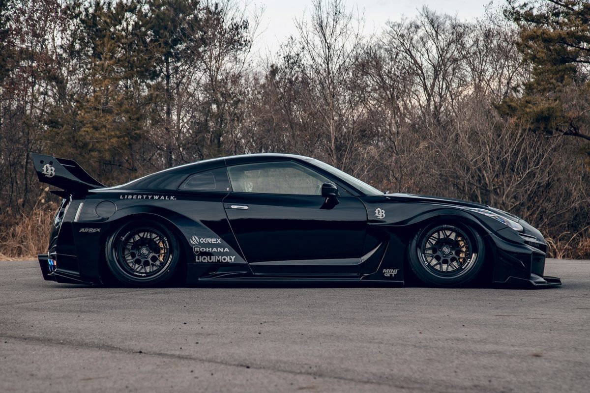 Nissan GT-R - side
