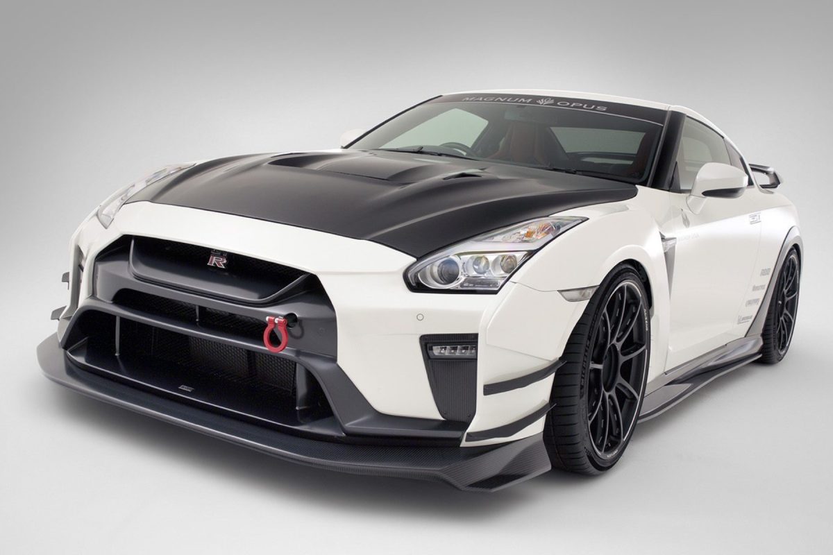 Nissan GT-R - front