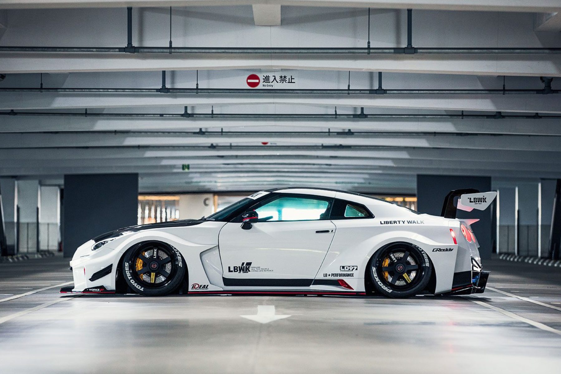 GT-R R35 Goes Extreme With Liberty Walk’s Widebody Kit