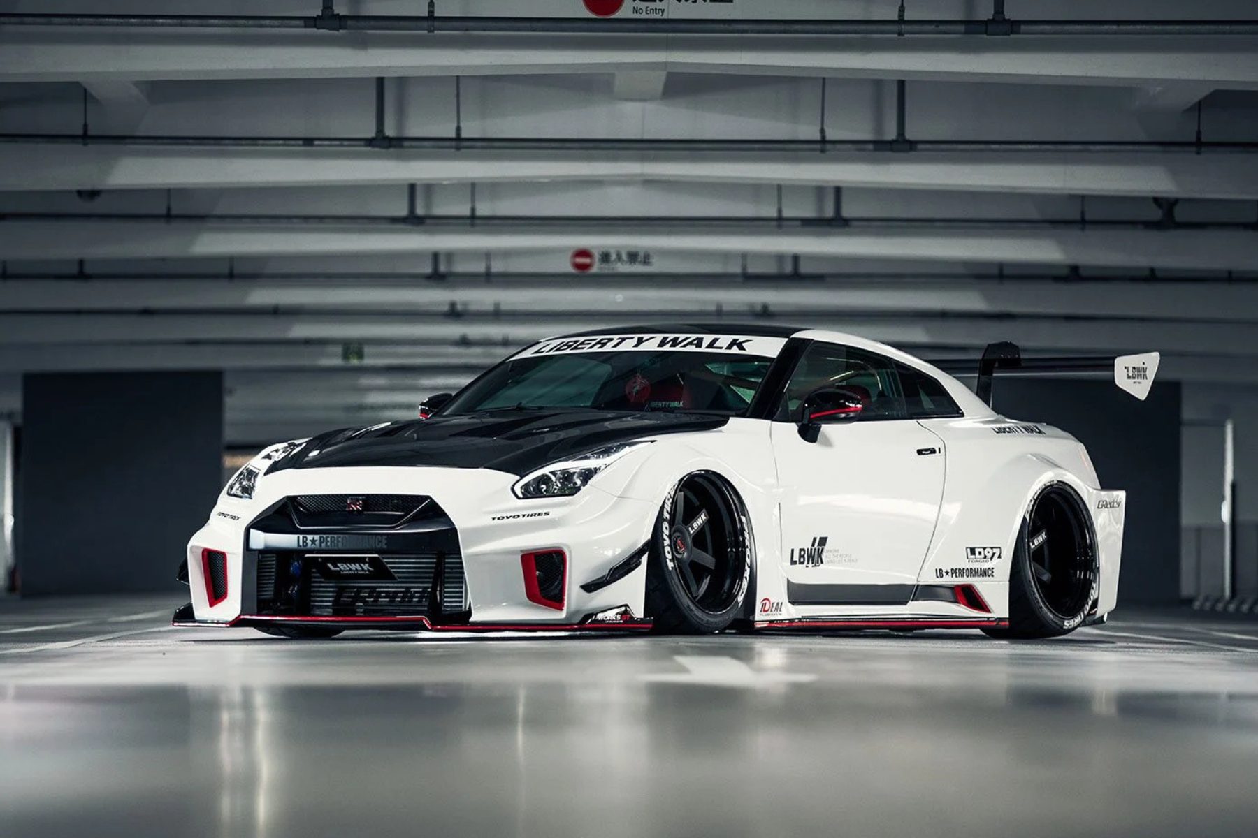GT-R R35 Goes Extreme With Liberty Walk’s Widebody Kit