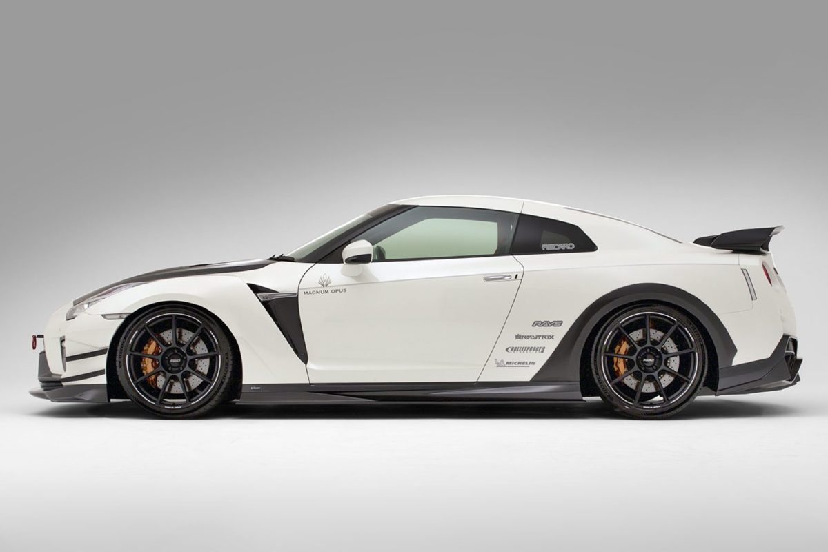 Nissan GT-R - side