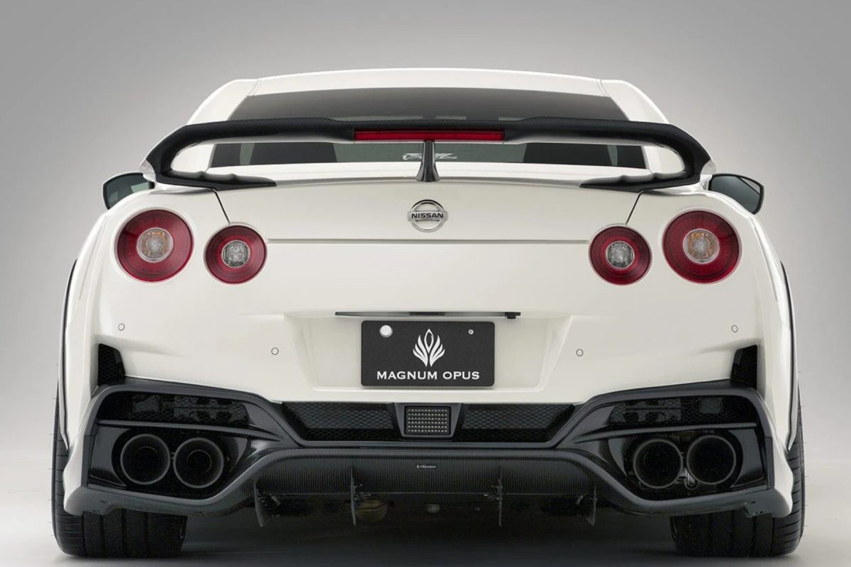 Nissan GT-R - back