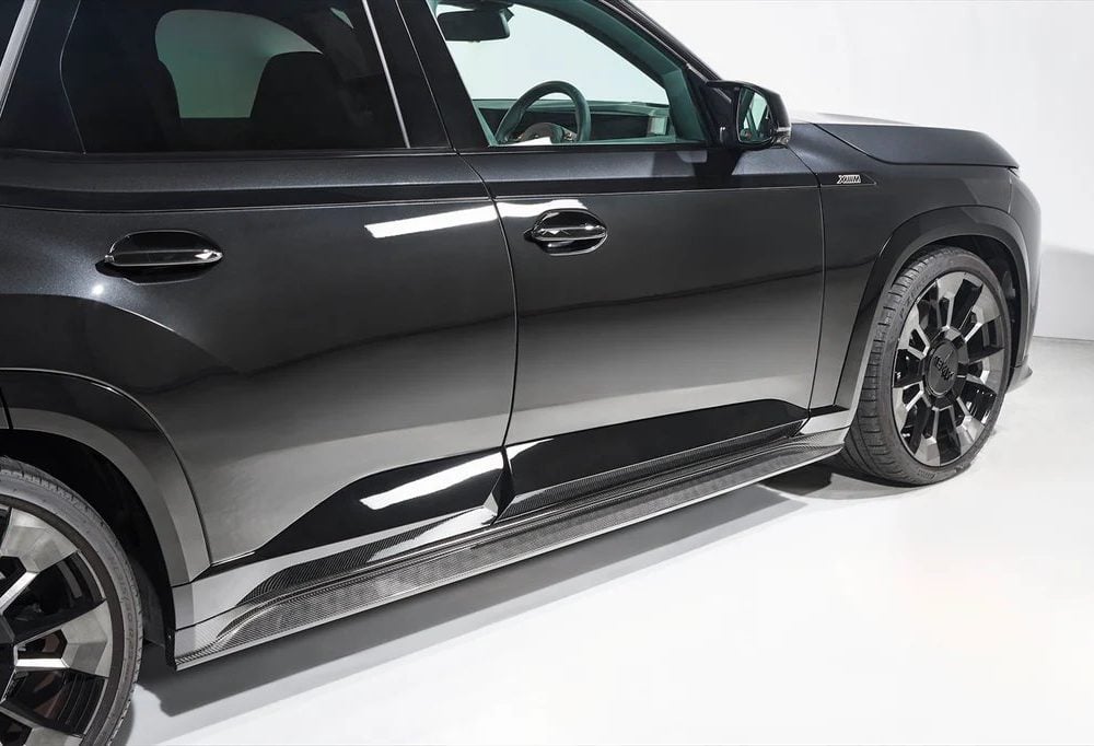 3DDesign Carbon Side Skirts for G09 BMW XM Installed - Rear Side View
