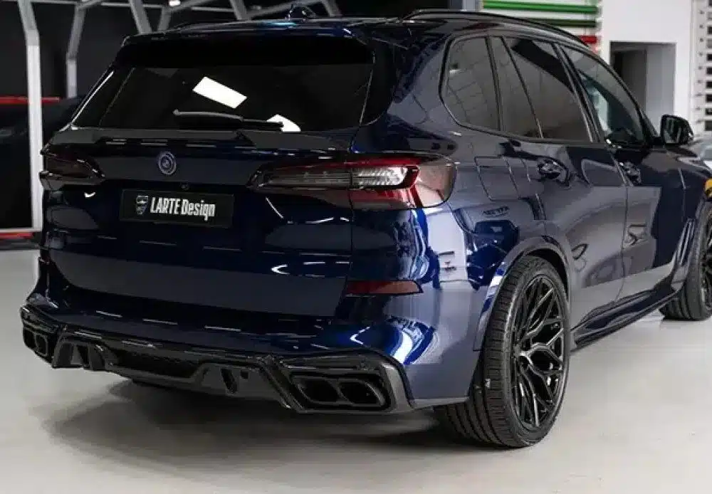 LARTE Design G05 X5 M60i Exhaust Tips Installed on Dark Blue Pre-LCI G05 X5 - Rear Side View of Car