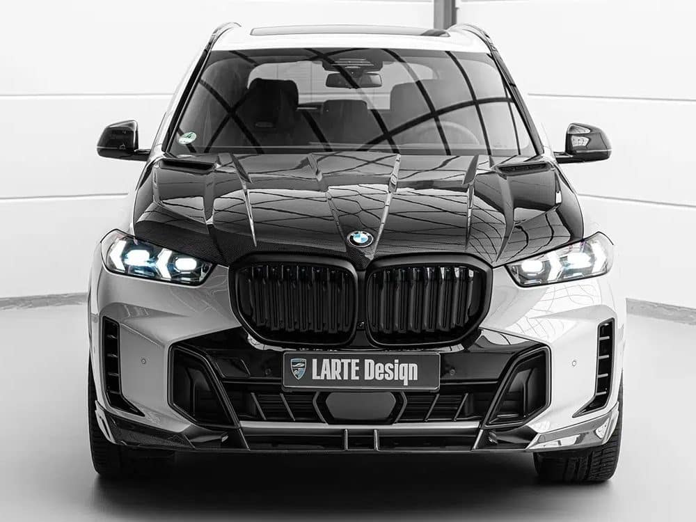LARTE Design G05 X5 Hood in Carbon Fiber, Installed on Silver LCI G05 X5 - Front View of Car